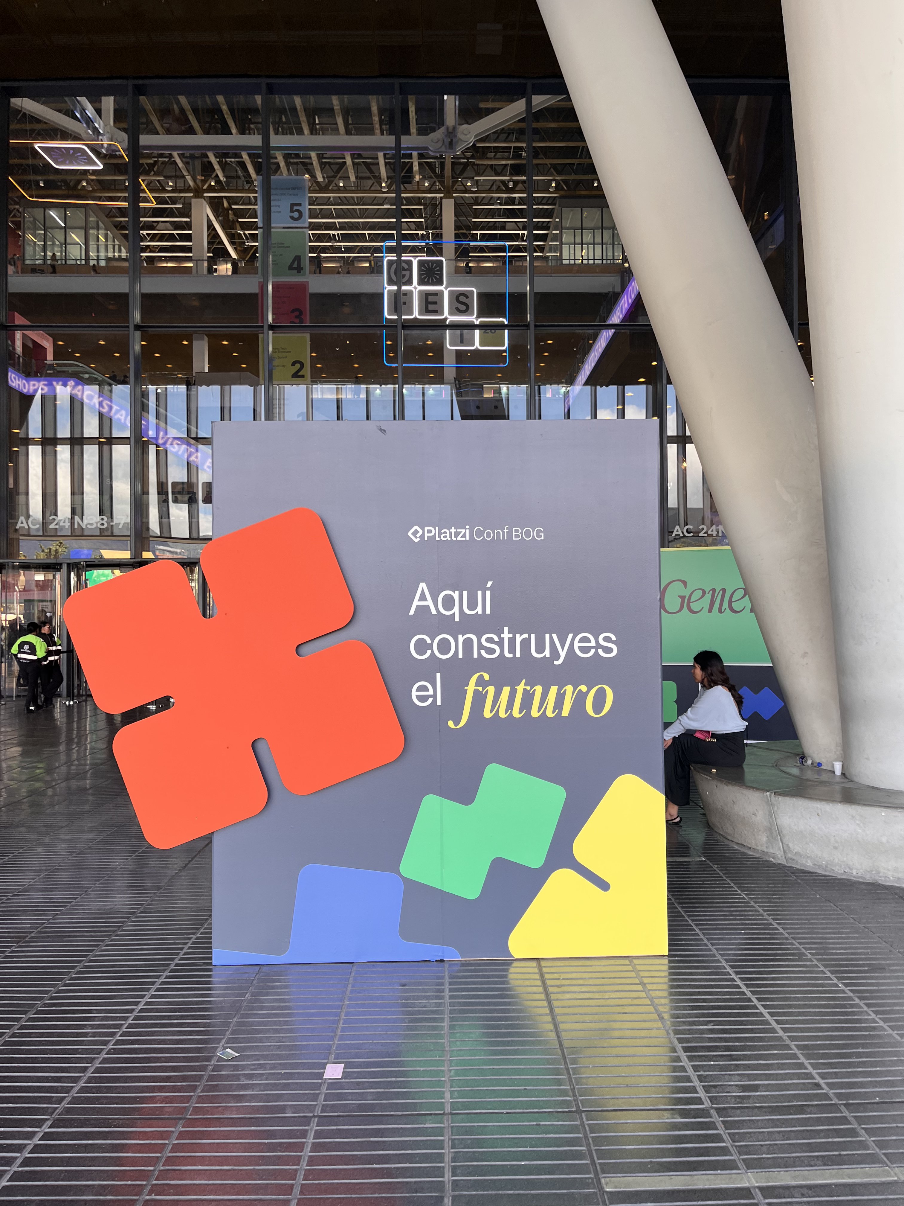 Aquí construyes el futuro sign at Platzi Conf Bogotá
