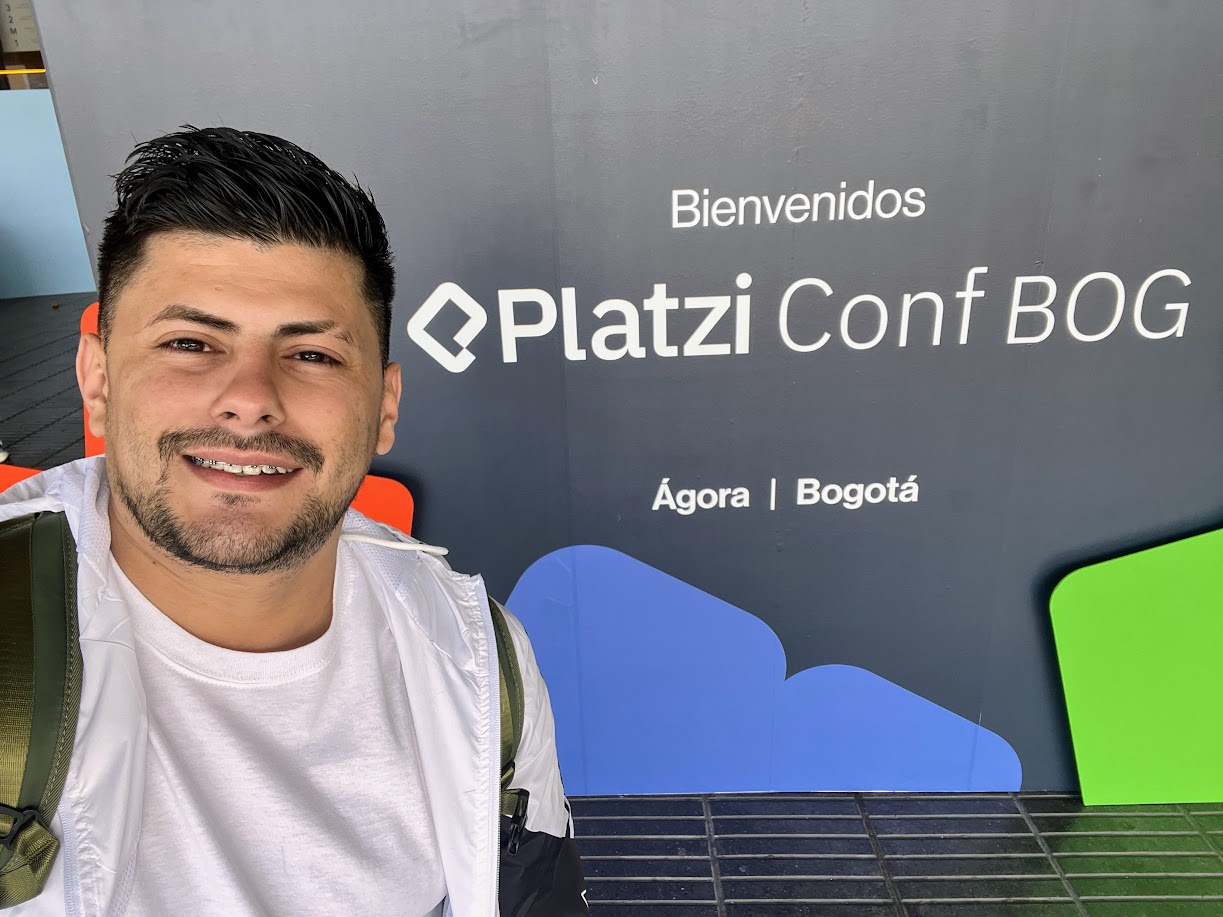 Me at Platzi Conf Bogotá, Google Cloud booth